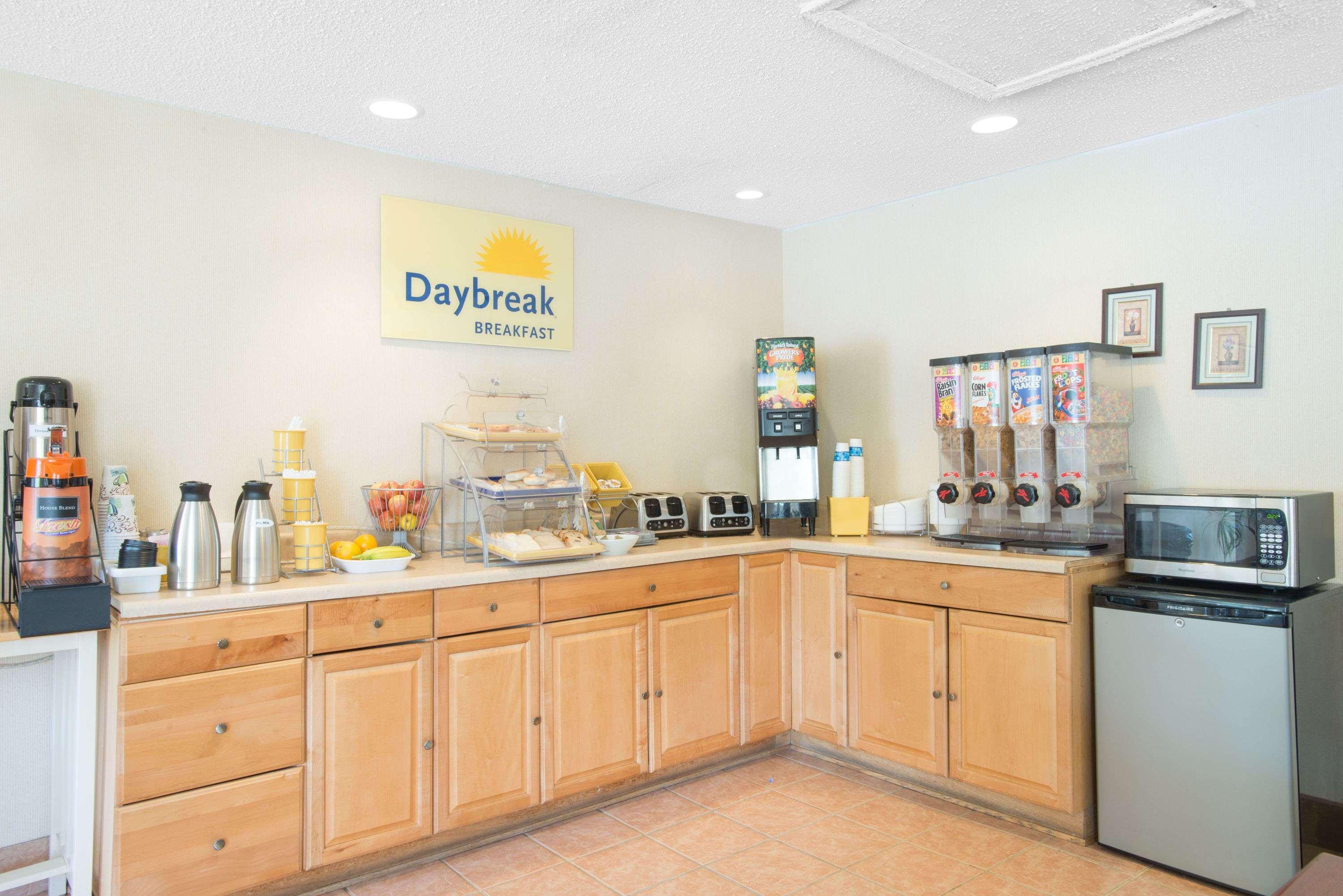 Days Inn By Wyndham Auburn/Finger Lakes Region מראה חיצוני תמונה